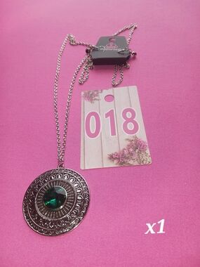 paparazzi Silver Pendant Necklace with Emerald Green Stone